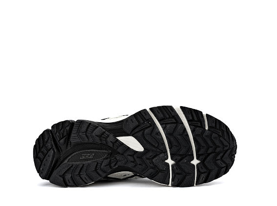 ASICS Gel-Kahana 8 trail running shoe in a cream/sand and black