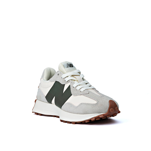 يتميز حذاء NB 327 الرياضي "Moonbeam Oak Leaf Green" بجزء علوي من النايلون الأبيض مع طبقات من جلد الشامواه الرمادي الفاتح وشعار "N" من الجلد الأخضر الداكن.