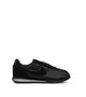 تتميز أحذية Cortez Textile Satin "Triple Black" الرياضية بسطح علوي أملس من الساتان ذو درجة لونية واحدة، يتناغم مع طبقات علوية من الشمواه والساتان.