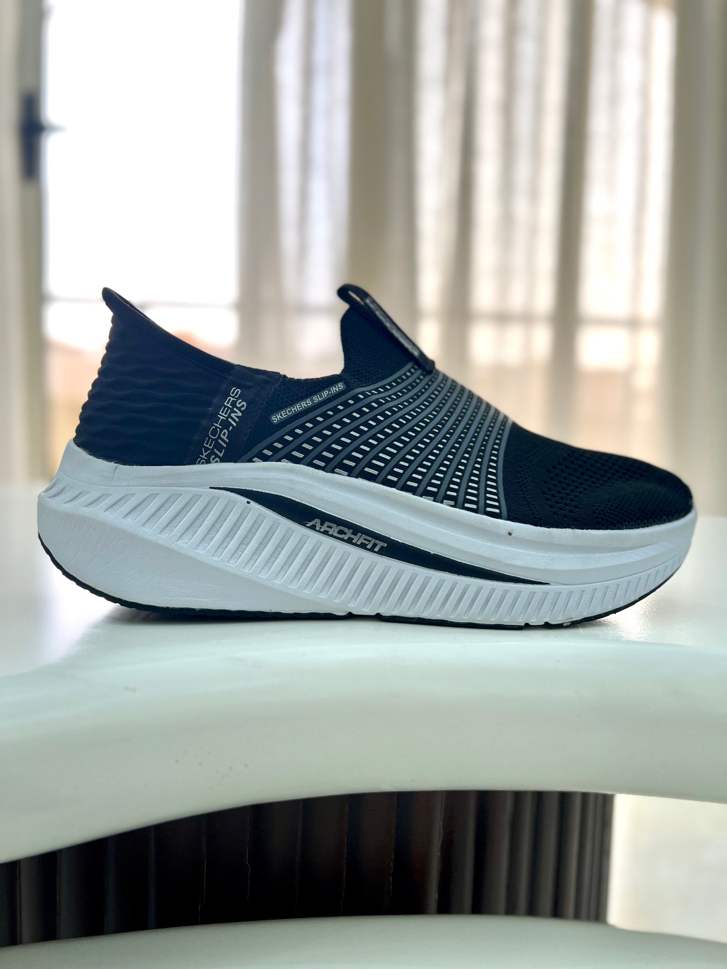 Skechers Women's Max Cushioning Arch Fit Fluidity Hands Free Slip-Ins sneakers
