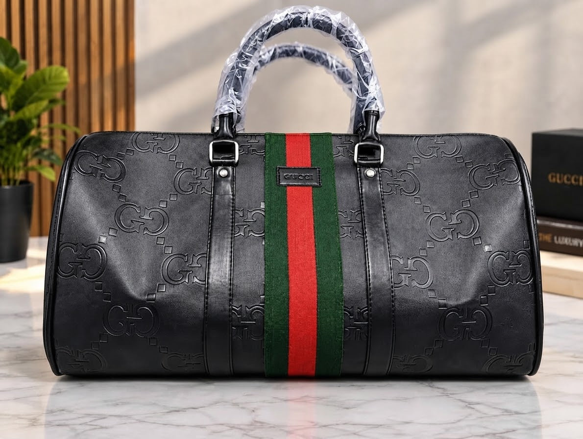 GG monogram Gucci duffel bag features the black  iconic green-and-red Web stripe detail down the center 50x30x25cm unisex (black and green,red)