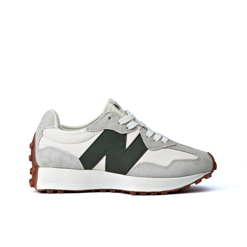 يتميز حذاء NB 327 الرياضي "Moonbeam Oak Leaf Green" بجزء علوي من النايلون الأبيض مع طبقات من جلد الشامواه الرمادي الفاتح وشعار "N" من الجلد الأخضر الداكن.