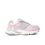 حذاء سنيكرز New Balance 9060 Crystal Pink يتميز بشعار "N" رمادي بارز على جزء علوي من الشامواه الوردي