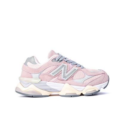 حذاء سنيكرز New Balance 9060 Crystal Pink يتميز بشعار "N" رمادي بارز على جزء علوي من الشامواه الوردي