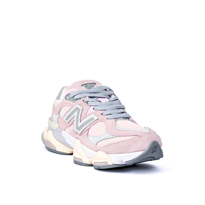 حذاء سنيكرز New Balance 9060 Crystal Pink يتميز بشعار "N" رمادي بارز على جزء علوي من الشامواه الوردي
