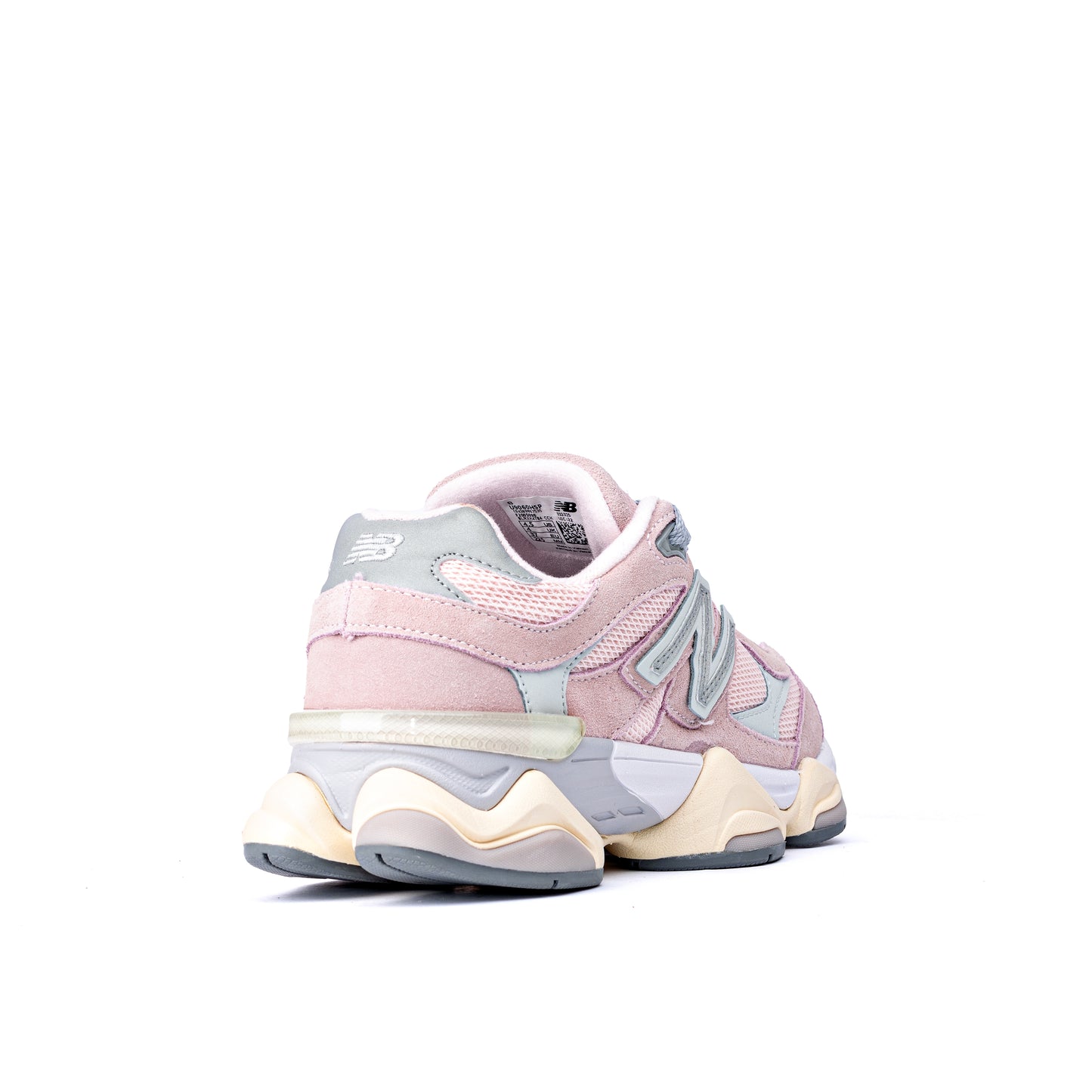 حذاء سنيكرز New Balance 9060 Crystal Pink يتميز بشعار "N" رمادي بارز على جزء علوي من الشامواه الوردي