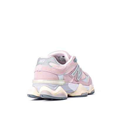 حذاء سنيكرز New Balance 9060 Crystal Pink يتميز بشعار "N" رمادي بارز على جزء علوي من الشامواه الوردي