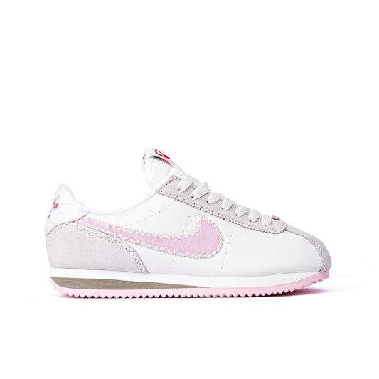 حذاء رياضي كورتيز (Cortez) خاص بعيد الحب، يتميز بجزء علوي من الجلد الأبيض، وشعار نايكي (Swooshes) من جلد الشمواه الوردي، وقلب وردي خاص