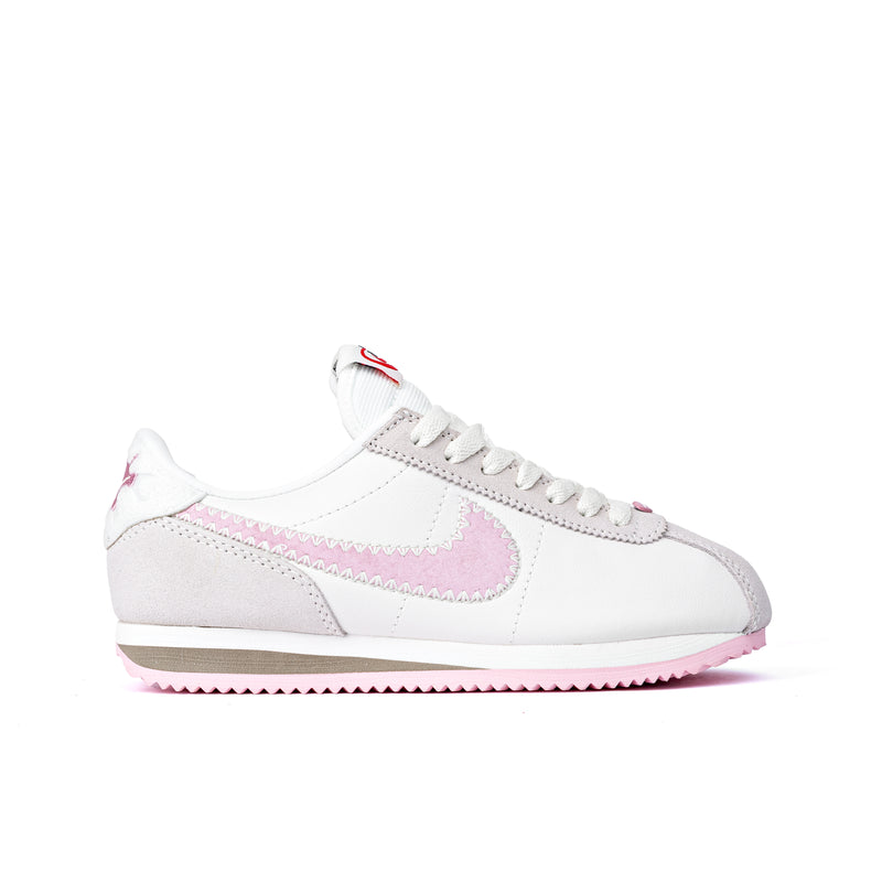 حذاء رياضي كورتيز (Cortez) خاص بعيد الحب، يتميز بجزء علوي من الجلد الأبيض، وشعار نايكي (Swooshes) من جلد الشمواه الوردي، وقلب وردي خاص